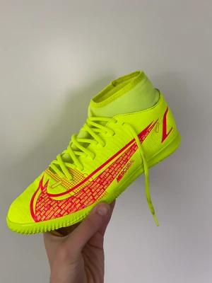 Nike Mercurial Vapor 14 (Inomhus) - Nike Mercurial Vapor 14 Futsal skor. Fläck på strumpan.