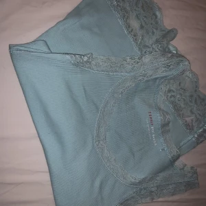 Spetslinne - Turkost linne med spetsdetalhee från esperit då det är för stort för mig💕
