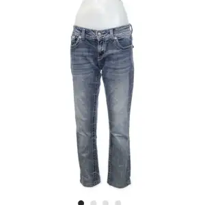 Köpte dessa superfina Miss Me jeans på Sellpy för 1200kr men måste tyvärr sälja pga fel storlek. Pris kan diskuteras🥰Innerbenslängd: 70cm. Midjemått: ca 80cm runt hela midjan💕