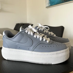  Nike Court Vision Alta LTR stl. 37,5 - Hej! Säljer mina Nike Court Vision Alta LTR, i en superfin typ lite jeans-blå färg, Storlek 37,5;  23,5 cm. Köptes nyligen och är endast använda en gång!  Kan skicka men då står köparen för fraktkostnaden!