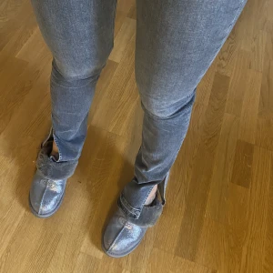 Gråa jeans med slits - Gråa Zara jeans med slits där nere, super sköna! Jag är 174 och dom är perfekt längd för mig💗 strl 38