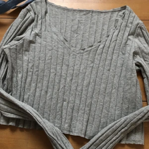 Brun tröja - Brun tunn tröja från shein. Frakt tillkommer på 26kr! 