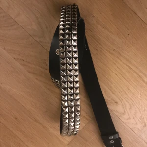 Nitat bälte  - Coolt nitat bälte i bra skick. 121cm långt totalt 