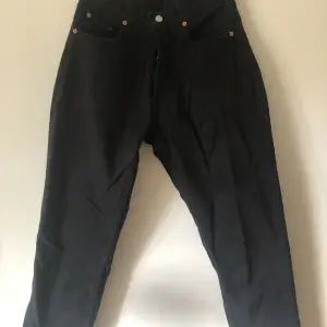 Svarta jeans av levis i storlek 31x30 straight modell