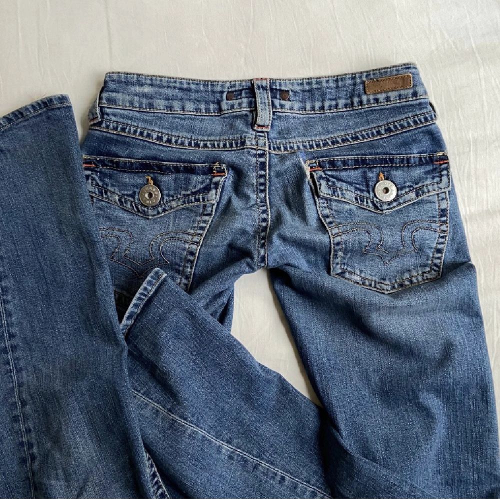 Jättesnygga jeans från gina som ja tycker mycket om men som inte kommer till användning längre💕skriv om intresserad tryck INTE på köp nu!🥰 midjemått:79 benlängd:82. Jeans & Byxor.