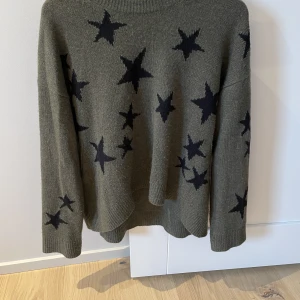 Kashmir Zadig tröja  - Säljer denna superfina tröja då den inte kommer till så mycket användning längre. Den är lite nopprig på vissa ställen, men det går att noppras av. Nypris 4650, säljer för 1500.