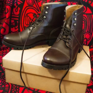 Wills Vegan Store Dark brown work boots - Veganska mörkbruna kängor från Wills Vegan Store. Endast testade inomhus. Säljer för att de inte passade min stil som jag trodde. Köpta för ca 1000 kr - säljer för 700. Kängorna är i storlek 40 men jag skulle säga att de känns mer som 39.  🍁🧡🍂
