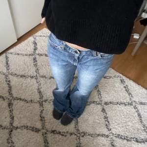 Jätte fina levis jeans i äldre modell. Storlek 30/32 så lite stora på mig som vanligtvis har storlek 26, men as snygga på om man vill ha de lite mer oversized 