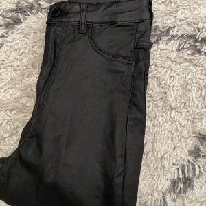 Skinn jeans! - Säljer mina skinn jeans! Strl: 36 Svart   Köparen står för frakten!