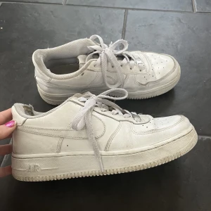 Nike air force 1 - Airforces som är i storlek 38 men passar 39. Väl använda, inte toppenskick. 200+ frakt.