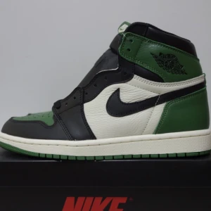 Jordan 1 retro high Pine green - Ett fint par handplockade av oss på Kicker’s har ni fler frågor skriv gärna, finns i de flesta strl! Alltid 10/10🤩 (oanvända)