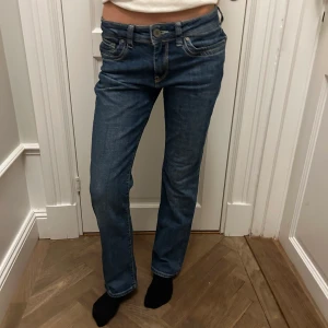 💙Snygga mörka straighta jeans💙 - Så fina och enkla jeans. Najs att ha nu på vintern eftersom de är lite mörkare💙