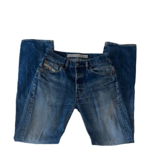 Jeans - BLÅA JEANS FRÅN DIESEL                     SKICK: Byxorna är i bra skick och har inga defekter.                                          MÅTT: Midjemåttet är 82cm Innerbensmått: 89cm