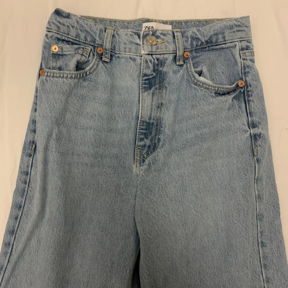 Blåa jeans från zara. Aldrig använda. Passar folk som är lite längre men går även att klippa dom om man är kortare. Skriv om du vill ha fler bilder.💗. Jeans & Byxor.