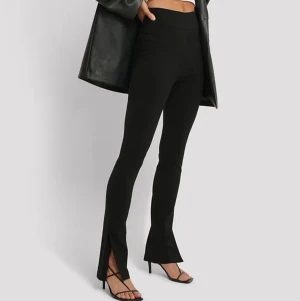 Naked - Nakd Slim Fit byxor super stretch med slits. I storlek 36 och helt oanvända! 