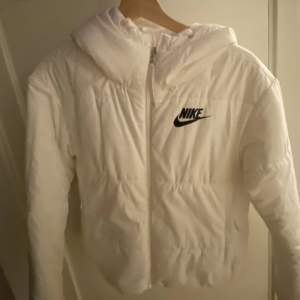 Säljer jättefin Nike jacka i storlek S, perfekt till vintern. Kommer inte till användning längre, totalt med frakt blir det 150 kr :)  