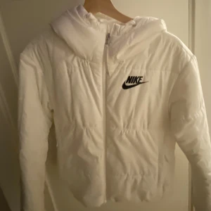 Nike Jacka  - Säljer jättefin Nike jacka i storlek S, perfekt till vintern. Kommer inte till användning längre, totalt med frakt blir det 150 kr :)  