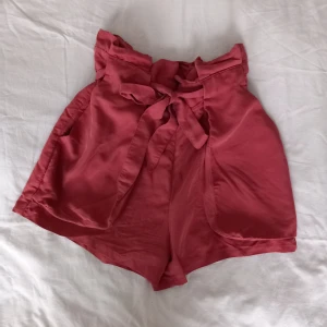 Monki shorts - Monki gammelrosa shorts i mjukt tyg. Väldigt lite använda. Strl. 34
