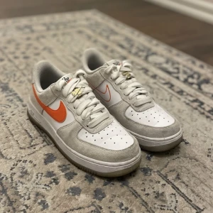 Air Force 1-sneakers strl 38-39 - Air Force 1-sneakers strl 38-39, har används ett fåtal gånger 1-2. Har färgerna vit och orange.