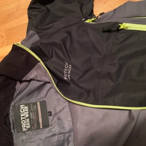 Jacka - RegnJacka i gott skick, storlek S!
