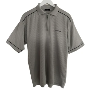 J.Lindeberg T-shirt - Perfekt skick som ny! Jätte skönt material. Storlek XL