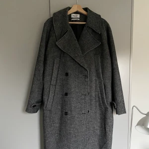 Weekday rock - Tjock och härlig dubbelknäppt rock från weekday.  Storlek S men är oversized så passar mer än M/L. Jag är 180cm/76kg och sitter rätt stort på mig. 