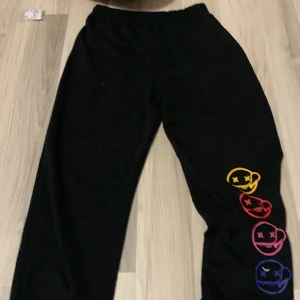 Tunna mjukisbyxor  - Ett par fina mjukisar med emojis på. ❤️säljer dem för gillar dem inte på mig själv dem är från Shien och jätte bra tyg 