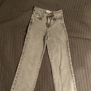 Madlady jeans - Dessa populära gråa jeans från madlady i storlek L32 men skulle säga de passar 32-34 ganska långa i storleken använda 1-2 gånger