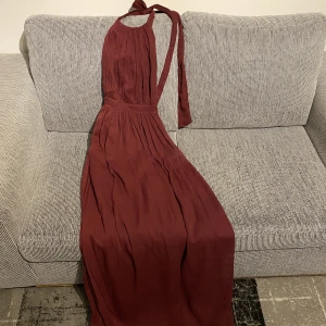 Balklänning vinröd - Skit snygg balklänning som är mörkvinröd med öppen rygg. 