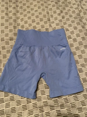 Träningsshorts från AYBL storlek M - Använda ett fåtal gånger. Passar både S & M. Bra stretch & bekväma att träna i. 