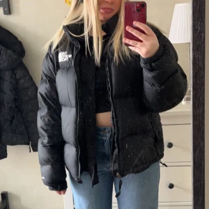 Northface jacka retro nuptse 700 - Säljer min fina NorthFace jacka. Nypris 3699kr. Kvitto finns kvar digitalt. Inga hål, defekter eller smuts på jackan alls. 10/10 skick. Skriv privat för fler bilder eller information💘