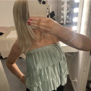 Grön volangkjol - Superfin volangkjol som också går att använda som topp! 💚 Aldrig använd (lånade bilder)