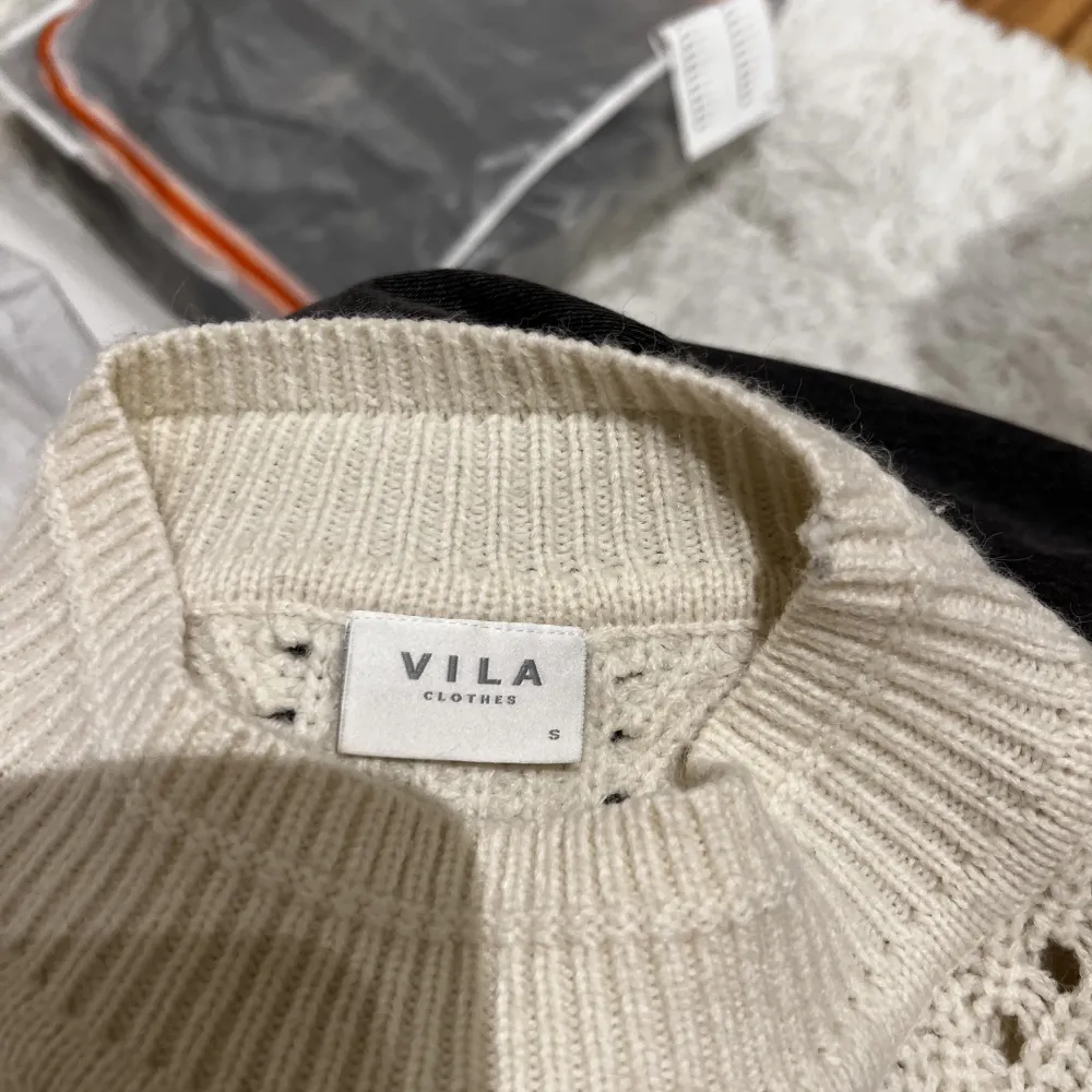 Säljer en beige/vit stickad tröja från Vila i storlek S som är knappt använd. Nypris 450kr. Skriv vid intresse köparen står för frakten. 🤍. Toppar.