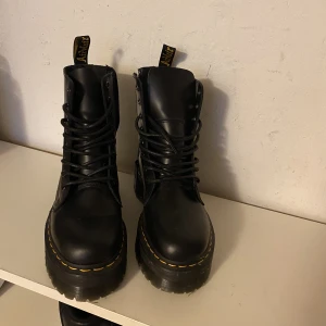 Dr Martens (kan gå ner i pris) - Säljer mina dr Martens platå p.g.a att dom är försmå. Dom är nästan helt oanvända har bara använt dom några få gånger. Skorna är i stl 38 men skulle säga att dom passar en 37 och 39 också. Ordinarie pris är 2395 kr men säljer dom för 1500 kr. 