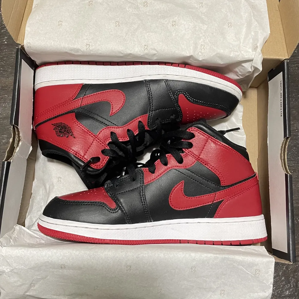 Jag säljer Air Jordan 1s mid banned 2020 (GS), Köpte dessa skor I Januari och dom är fortfarande rena. Har använt dom fåtal gånger men dom passar inte mina fötter. Passar till storlek 39-40. Beställde på restocks för 2000kr. meddela mig för övriga frågor.. Skor.