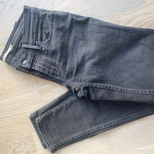 Jeans från Levi’s, modell 710 super skinny. Använd, men utan anmärkning. 