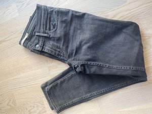 Jeans från Levi’s, modell 710 super skinny. Använd, men utan anmärkning. 