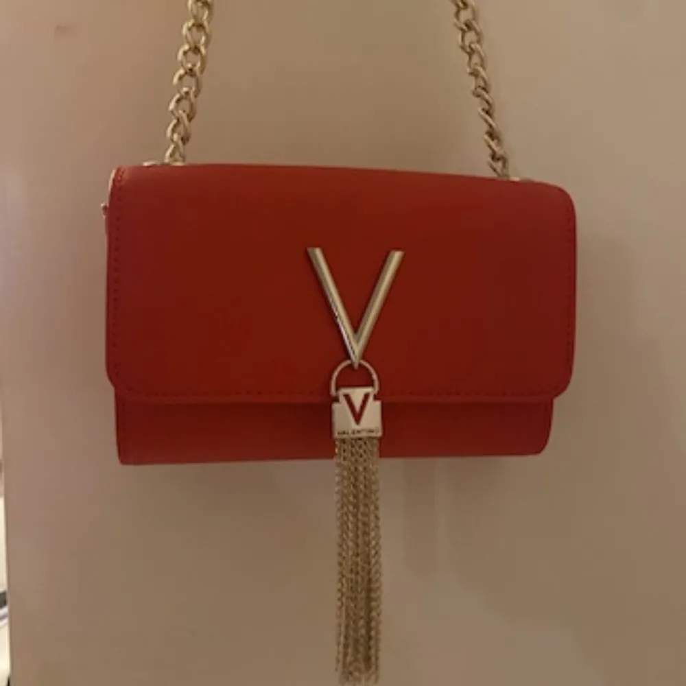 Valentino väska bara använd 1 gång, original pris ca:600kr säljer för 450kr. Väskor.