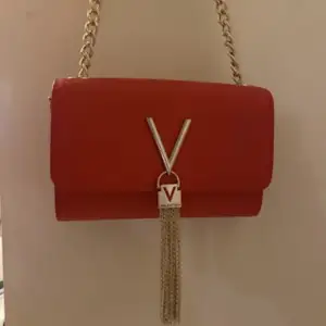 Valentino väska bara använd 1 gång, original pris ca:600kr säljer för 450kr
