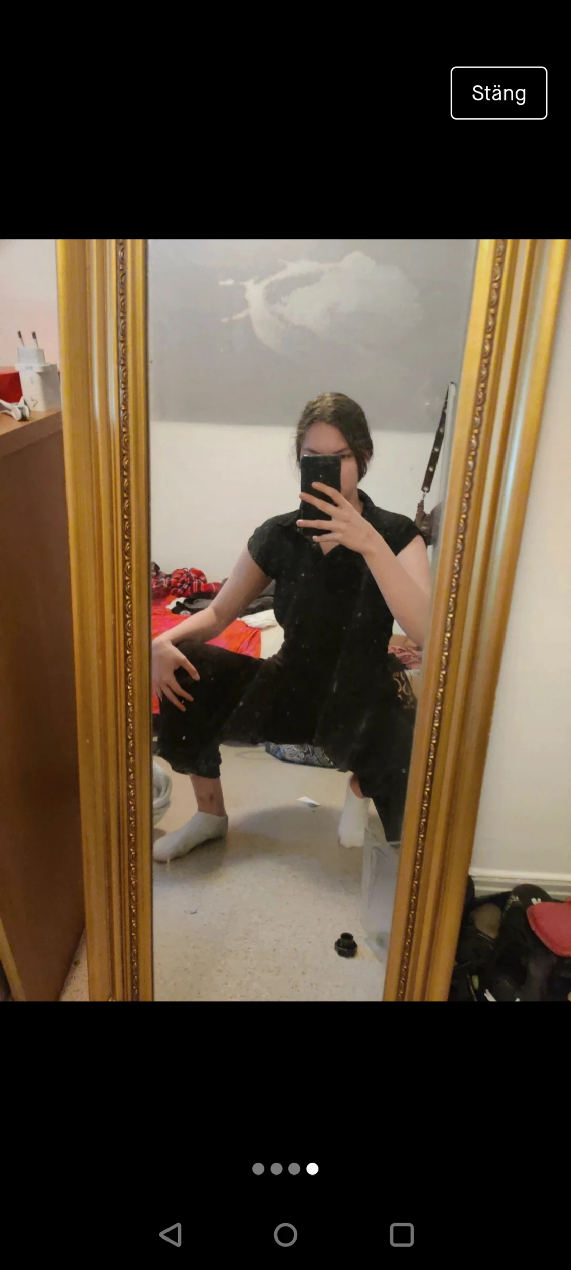 Svart t-shirt med knappar på