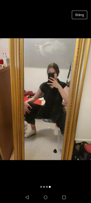 Svart t-shirt med knappar på - Passar till jobb intervjuer och när man är på en middag  Med vänner 