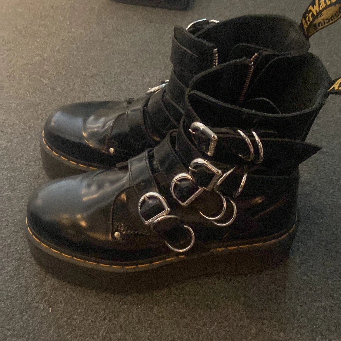 Doctor martens med spännen strl 40
