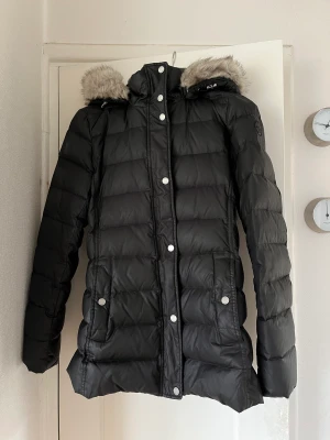 Tommy Hilfiger dunjacka strl. S - Figursydd dunjacka för vinter, bra skick. Tvättas i 30 grader, nypris 2000kr
