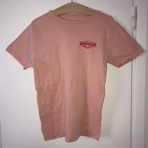 rosa dedicated t-shirt med tryck - t-shirt från dedicated med tryck. knappt använd så väldigt fint skick. första bilden är framsidan&andra baksidan.