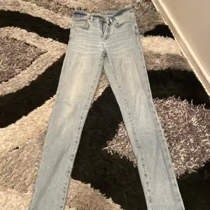 Ljusblå skinny jeans från Bikbok 