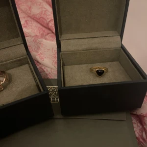Maria Nilsdotter ring  - Säljer denna sjukt snygga Maria Nilsdotter ringen som jag köpte för 1 1/2 år sen ❤️ nästan aldrig använt behöver pengarna så först till kvarn 💓 kolla gärna in våra andra annonser. Kom privat för storlek