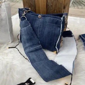 Super snygg handgjord Jeans väska! Köp väskan här via plick eller via min webbshop som finns länkad i min instagram bio! Instagram: stellsdesign 