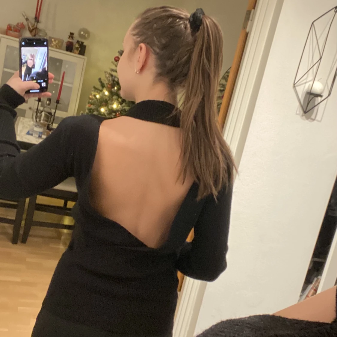 Svart tröja med öppen rygg