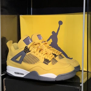 Air jordan 4 lightning - ⚡️Air jordan 4 lightning ⚡️🎉Box och kvitto finns (all OG) 🎉💥Inget tecken på användning i mycket bra skick💥📦Kan fraktas eller mötas upp i Stockholm 📦🌸Vid frågor/ fler bilder är det bara att kontakta mig 🌸🔥Pris kan diskuteras vid snabb affär 🔥