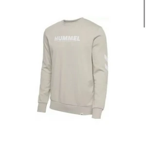 Hummel sweatshirt  - Säljer nu min hummel sweatshirt då jag beställde fel storlek, råkade beställa i M och jag har xxs och xs. Hör av er vid intresse, funderingar, bilder och information. 